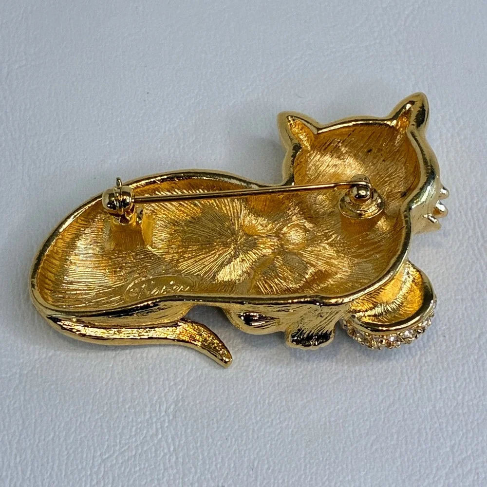 Napier Vintage Gold Tone Cat‎ Brooch Green Eyes Red Bow Rhinestone Yarn Ball